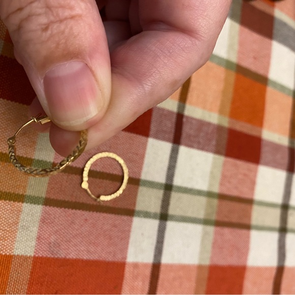 Awesome 14kt yellow gold approx 1 inch diamond cut hoop earrings - Picture 7 of 7